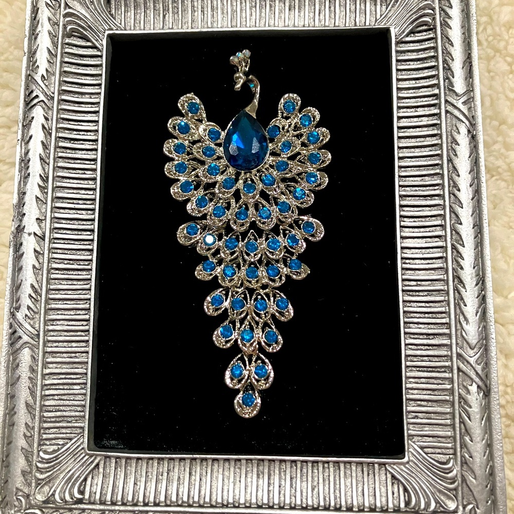 ORIGINAL 3/D JEWELRY ART. GORGEOUS RHINESTONE PEACOCK IN AQUA/BLACK HANDMADE